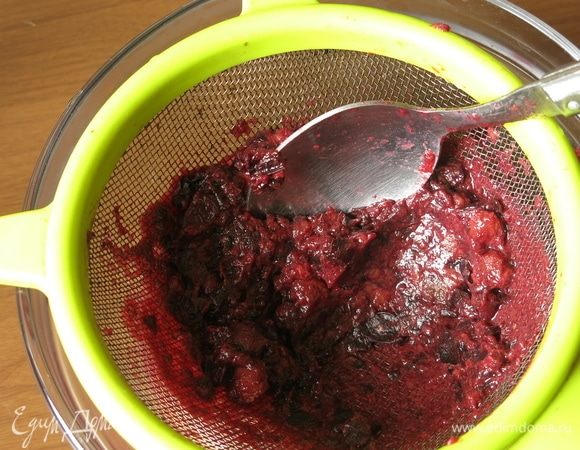 Добавка терна садового в соус — результат приготовления нескольких вариантов соуса ткемали, только с этой сливой домашний соус наиболее напоминал по вкусу ткемали, который я пробовала в Грузии. Нагреваем терн садовый (терновую сливу) с небольшим количеством воды. Перетираем сливу.