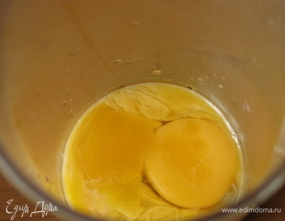 Отделяем два желтка. Белки не понадобятся.