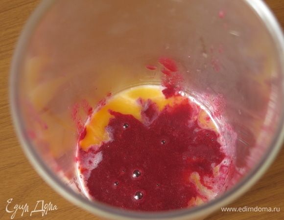 Соединяем терновую массу и желтки.