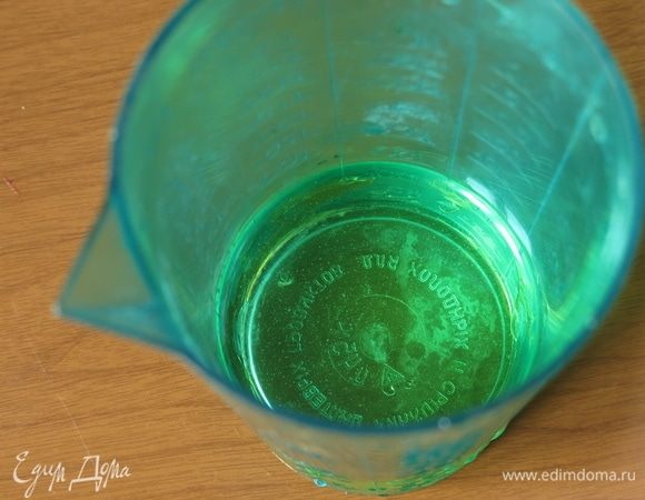 Отмеряем масло.