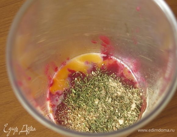 Кладем специи к яично-терновой массе.