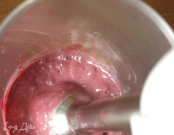 Взбиваем, порциями вводим масло.