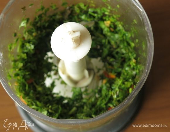 Измельчаем кинзу, кусочек острого перца. Количество перца зависит от ваших предпочтений.