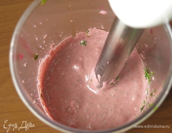 Пробуем на вкус, добавляем соль, добавляем зелень и еще раз сбиваем.