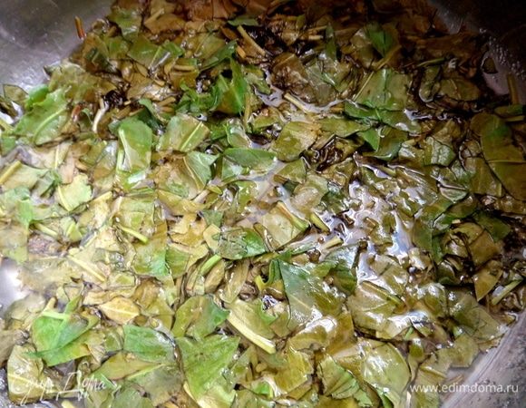 Засыпать в горячий сироп щавель.