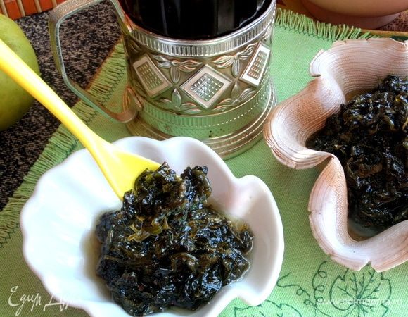 Варим до загустения, но не забываем, что после остывания щавель впитает в себя сироп и еще больше загустеет.