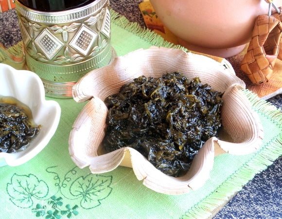 Готовое варенье складываем в баночку с крышкой или подаем в вазочке на стол.