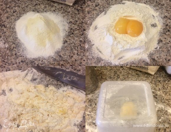 Лапша: на рабочую поверхность просеять муку, добавить семолину и перемешать. В муке сделать лунку, добавить желтки и соль. Порубить ножом, а потом руками замесить тугое тесто. Хорошо вымесить, накрыть и оставить на 20–30 мин.