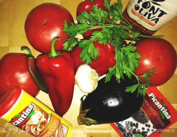 Подготовим болгарские перцы, помидоры, петрушку, чеснок, перец чили, перец черный молотый, сахар и шарена соль (смесь пряностей с солью; это обязательный ингредиент). Если не найдете ее в магазине, можете сделать самостоятельно, состав: соль, кукурузный крахмал, паприка сладкая, пажитник, чабрец.