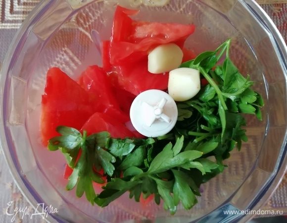 С помидоров снимем шкурку и измельчим их вместе с чесноком и петрушкой в процессоре.
