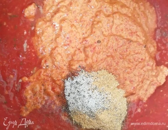 К томатной основе добавляем перечно-баклажанную смесь и все специи. Перемешиваем.