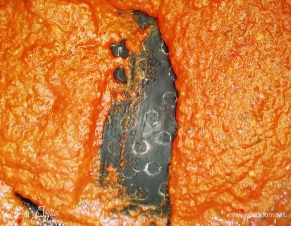 Томим лютеницу на среднем огне минут 30. На фото видно, как выглядит готовый соус. Если провести лопаткой по дну кастрюли, останется след. Это значит, что вся жидкость испарилась. Соус готов.