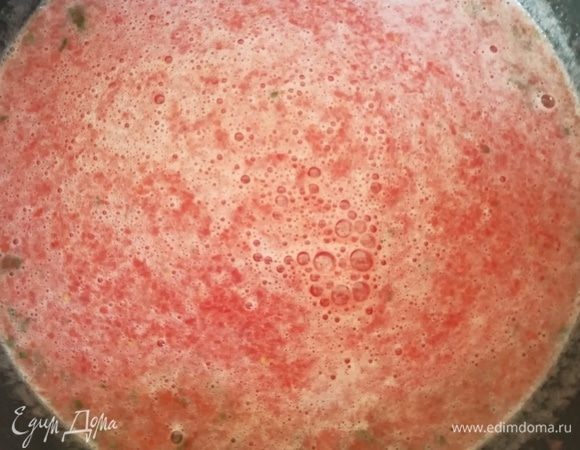 Пока перец и баклажаны запекались, мы поставили томатную смесь на средний огонь.