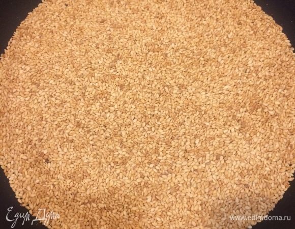 Кунжут я решила слегка поджарить, так мой хлеб получился еще более ароматным.