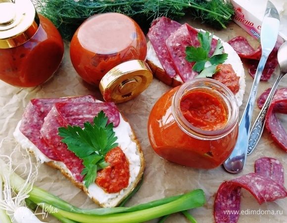 А можно, как я, подать на завтрак с традиционными для Болгарии тостами, брынзой и суджуком.