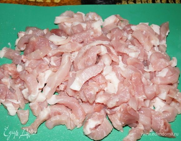 Свинину нарезала тонкой соломкой.