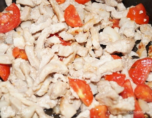 Добавила нарезанные на тонкие ломтики помидоры. Помидоры можно очистить от кожуры, но я не стала.