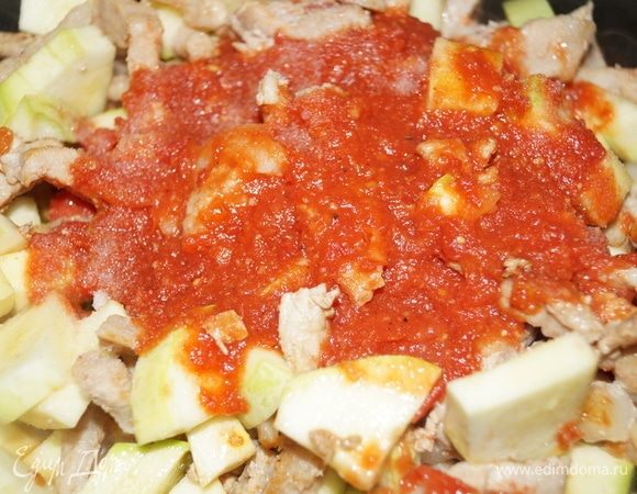 Затем нарезала небольшими кусочками молодой кабачок, добавила немного кетчупа.