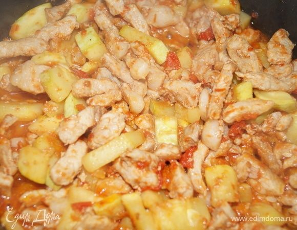 Перемешала все лопаткой, прикрыла крышкой и продолжила тушить на среднем огне, периодически перемешивая мясо с овощами. Посолила, добавила немного сахара и черного молотого перца.