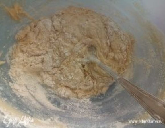 Замешиваем тесто. Смешиваем в миске муку, щепотку соли, сахар, ванилин, дрожжи, добавляем 2 ст. л. воды, 100 г теплого молока, растопленное масло, цедру, замешиваем тесто, накрываем пленкой, убираем на 30 минут в теплое место (консистенция мягкого теста, не жидкого).<br />
 