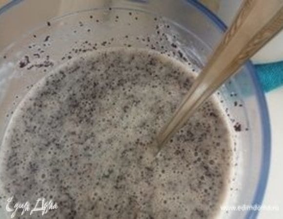 Готовим маковую прослойку. 300 г мака заливаем кипятком, варим 5 минут, сливаем воду, добавляем 150 г сахара и перемешиваем в блендере. После добавляем изюм и яблоки нарезанные.