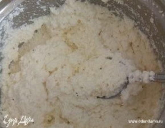 Готовим манную кашу. Вливаем 200 г молока в сотейник, нагреваем, добавляем 2 ст. л. манной крупы, сахар, перемешиваем, варим до загустения. Снимаем с огня, добавляем 50 г сливочного масла. В слегка остывшую манную кашу добавляем поочередно 2 яйца, делим на две части. Одну часть смешиваем с творогом, вторую часть — с маковой массой.<br />
 