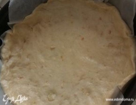 Достаем тесто, выкладываем его на лист пергамента. Формируем основу с бортами, корж должен быть толще бортов. Выкладываем маковую начинку, следом — творожную.<br />
 