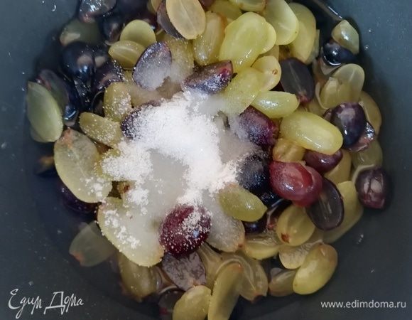 Виноград (желательно без косточек) разрезать пополам и сложить в сотейник. Добавить воду, соль, 1 ст. л. сахара, лимонный сок, бальзамик, перец. Варить на среднем огне 15 минут.