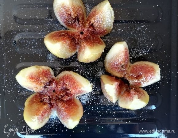 Инжир надрезать, посыпать 1 ст. л. сахара и запекать в духовке в течение 15 минут при 200°C.