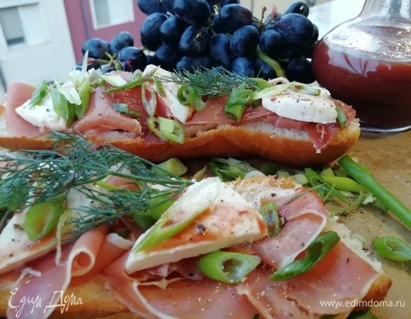 Подаем соус к мясу. Сегодня у меня бутерброды с прошутто под виноградно-инжирным соусом.