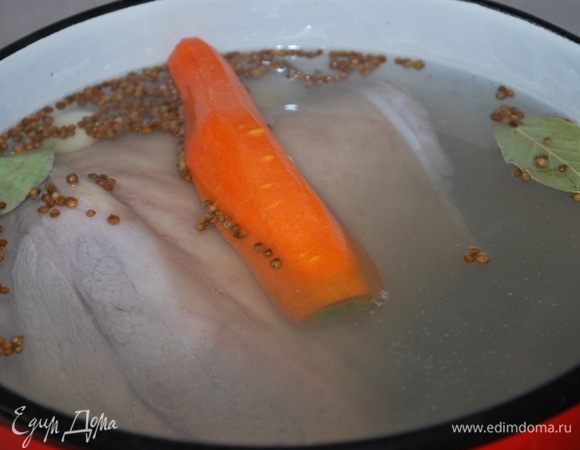 Наливаем в кастрюлю воду, доводим до кипения, кладем рульку и все специи. Варим рульку до готовности примерно 2 часа, солим по вкусу.