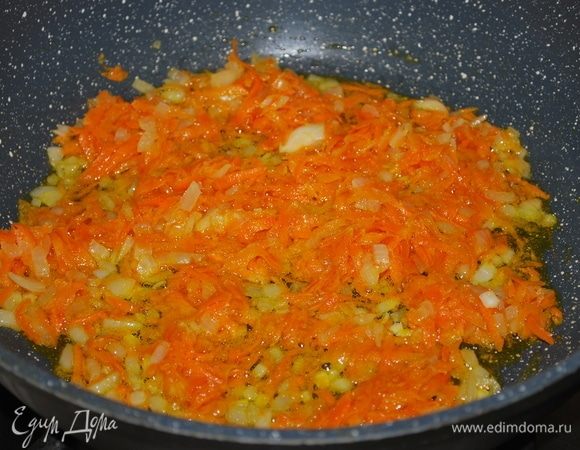 Готовим гарнир. Обжарим морковь с луком.