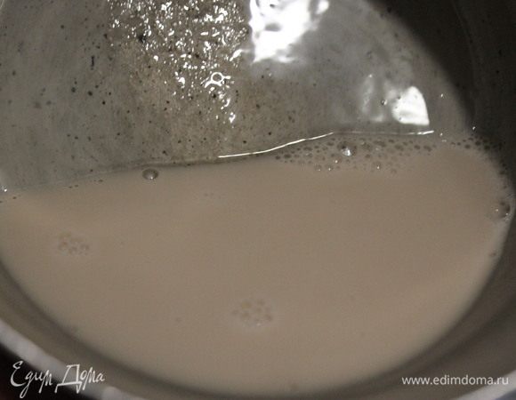 В теплую воду добавить сахар и дрожжи, оставить на 15 минут.