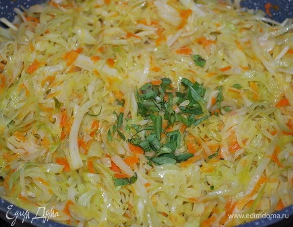 В самом конце добавляем свежий базилик.