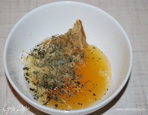 Делаем соус для рульки. Смешиваем мед, горчицу, чеснок, оливковое масло и сушеный базилик, солим по вкусу.