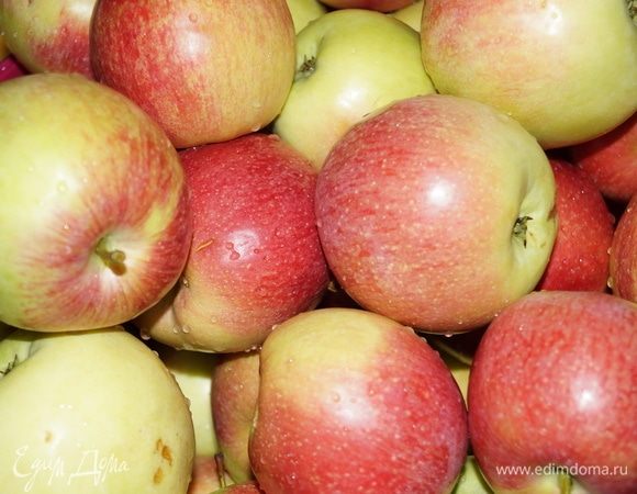 Не первый год я покупаю эти отечественные яблоки. Они твердые на ощупь, но режутся легко. Очень сочные, сладкие и ароматные.