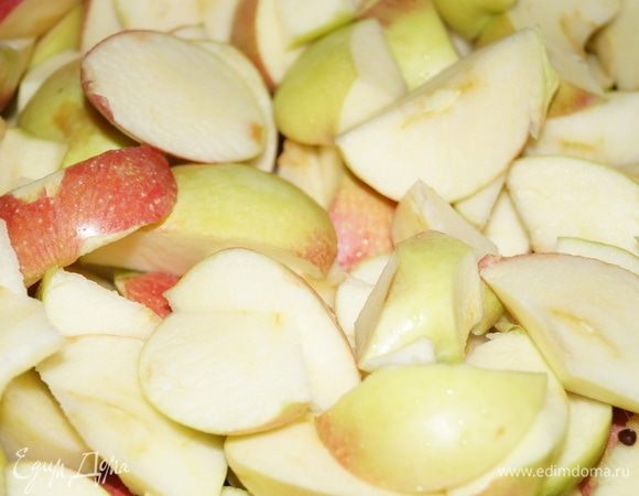 Яблоки вымыла, нарезала.