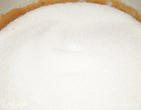 Засыпала сахар.
