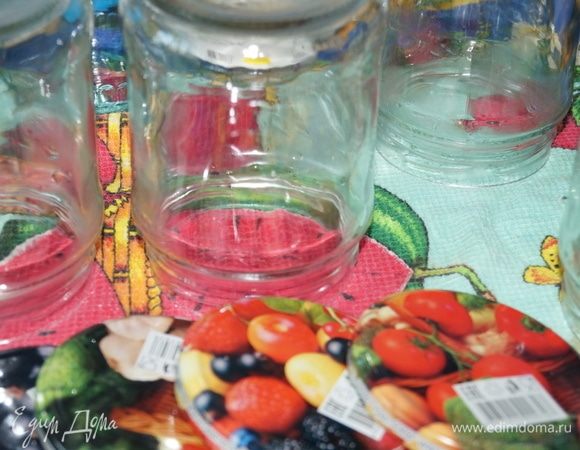 Банки и крышки вымыла и высушила еще до того, как стала нарезать яблоки.