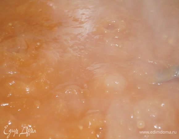 Поставила кастрюлю на самый слабый огонь и накрыла крышкой. Когда сахар растворился, а яблочная масса начала закипать, стала чаще помешивать, чтобы смесь не пригорела (будьте аккуратны: повидло очень сильно «булькает»). После кипения варила на медленном огне около 40 минут.