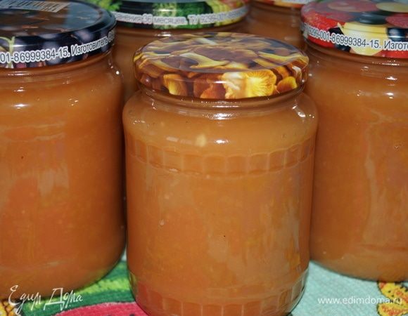 Выключив огонь, разлила повидло по банкам под самые крышки и закрыла чистыми сухими крышками. Получается 5 литров повидла и одна пиала на пробу.