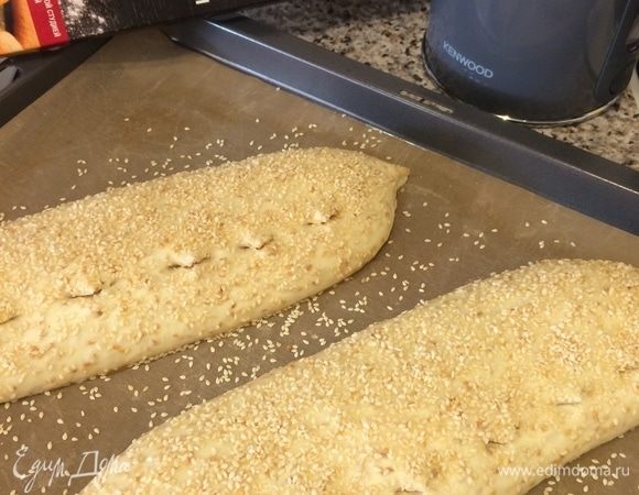 Перенести батоны на противень (я выпекала на тефлоновом листе, который получила в подарок от сайта «Едим Дома», и хочу вам сказать, что этот лист — настоящая палочка-выручалочка, к нему ничего не прилипает, и он отлично моется) и оставить на расстойку на 45 минут.