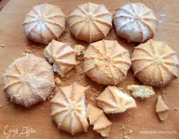 Понадобится любое печенье, которое легко превратить в крошку. Можно и галеты, и овсяное. У меня «Курабье».