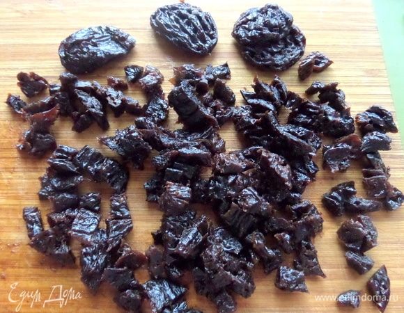 Чернослив нарезать размером с изюм.