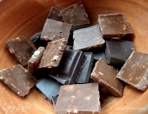 Поломать шоколад, поставить на водяную баню.