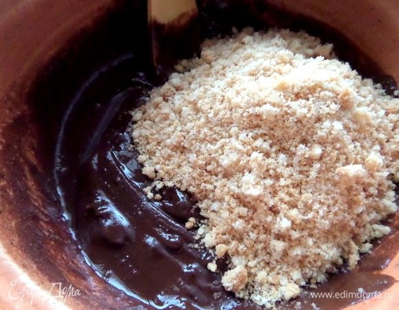 Засыпать измельченное печенье.