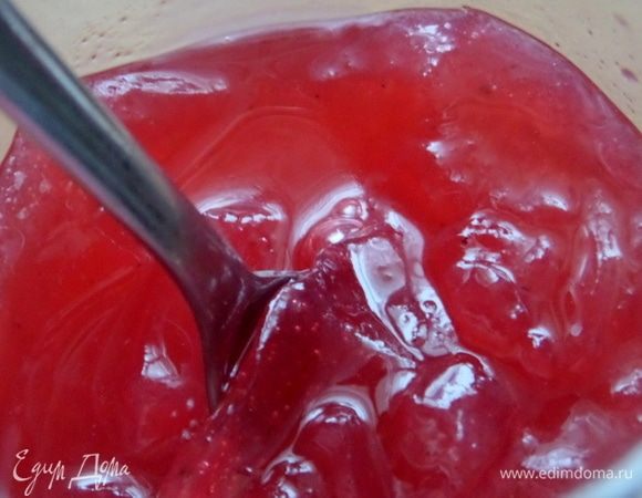 Далее любой сироп или ликер, я брала смородиновое желе.