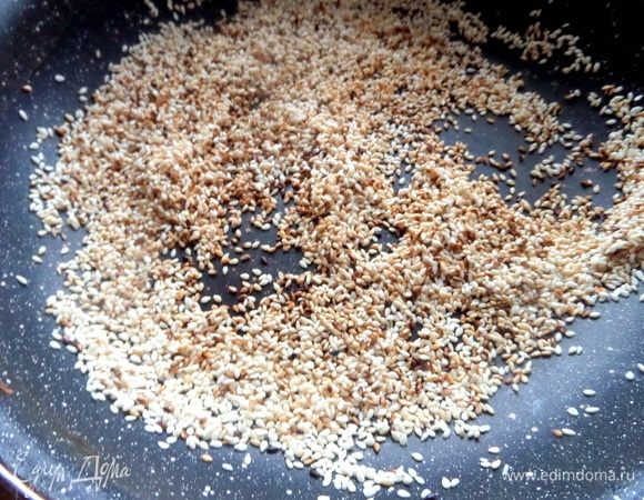 Кунжут или семечки подсолнечника обжарить.