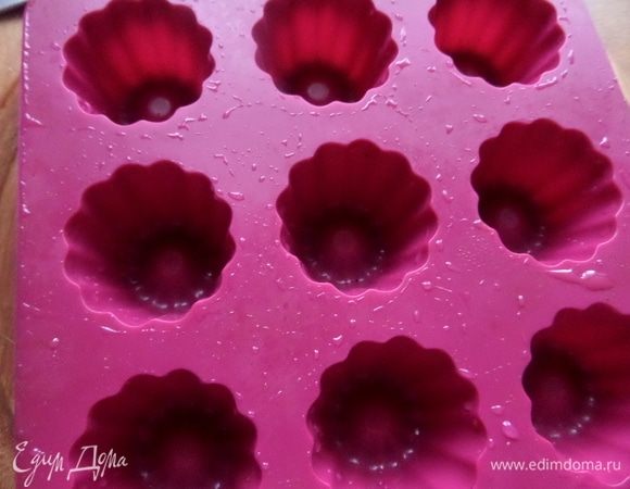 Для формирования конфет отлично подойдут формочки для мини-маффинов. Смочить формочки водой.