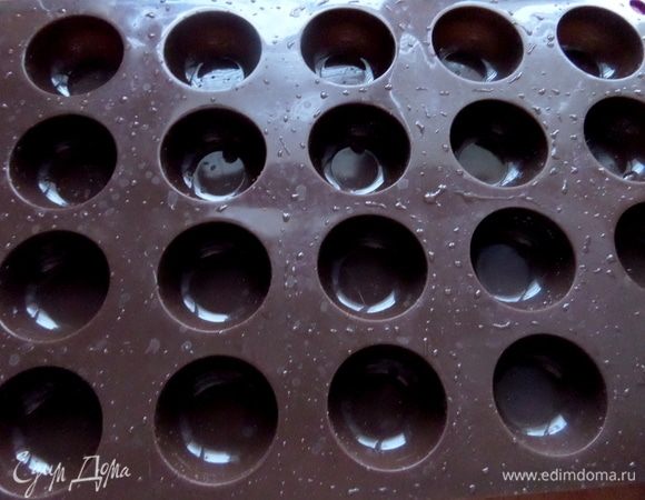 Или берем настоящие формы для конфет.